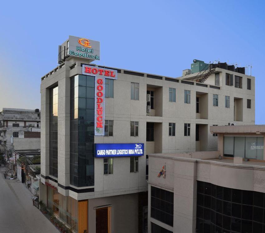 Airport Hotel Goodluck New Delhi Exteriör bild