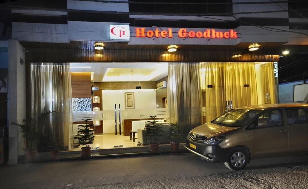 Airport Hotel Goodluck New Delhi Exteriör bild