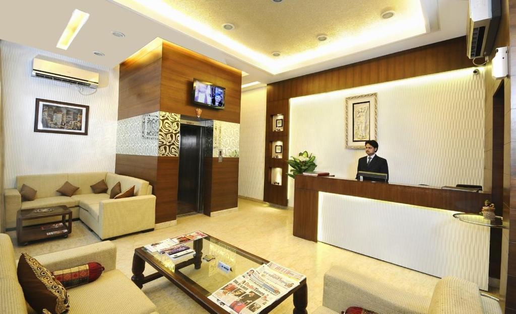 Airport Hotel Goodluck New Delhi Exteriör bild